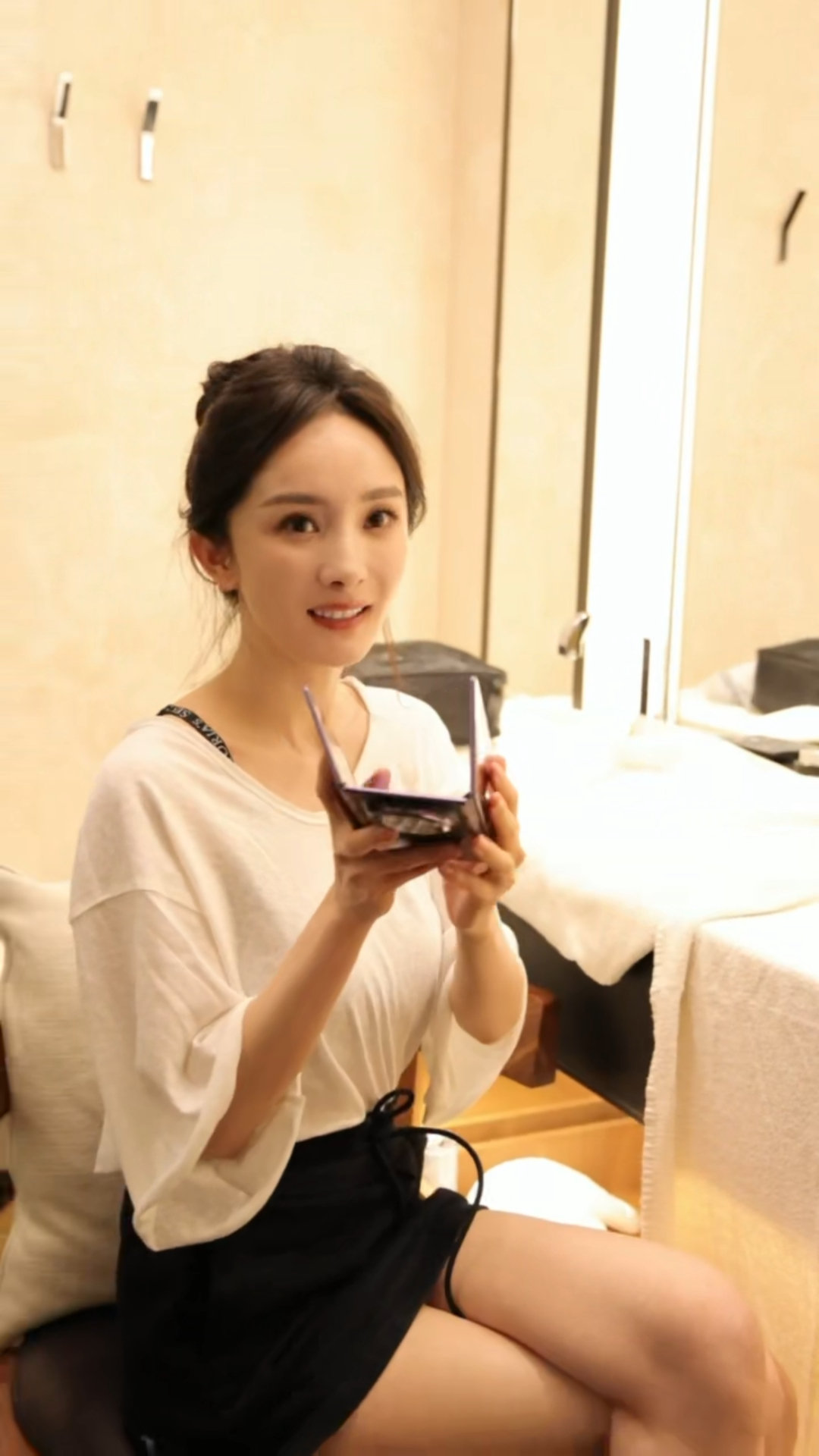 #杨幂撤回一个撞墙#杨幂在vlog解锁防窥新姿势！智能弹窗预警、双击隐藏内屏、双折物理遮挡，一套组合