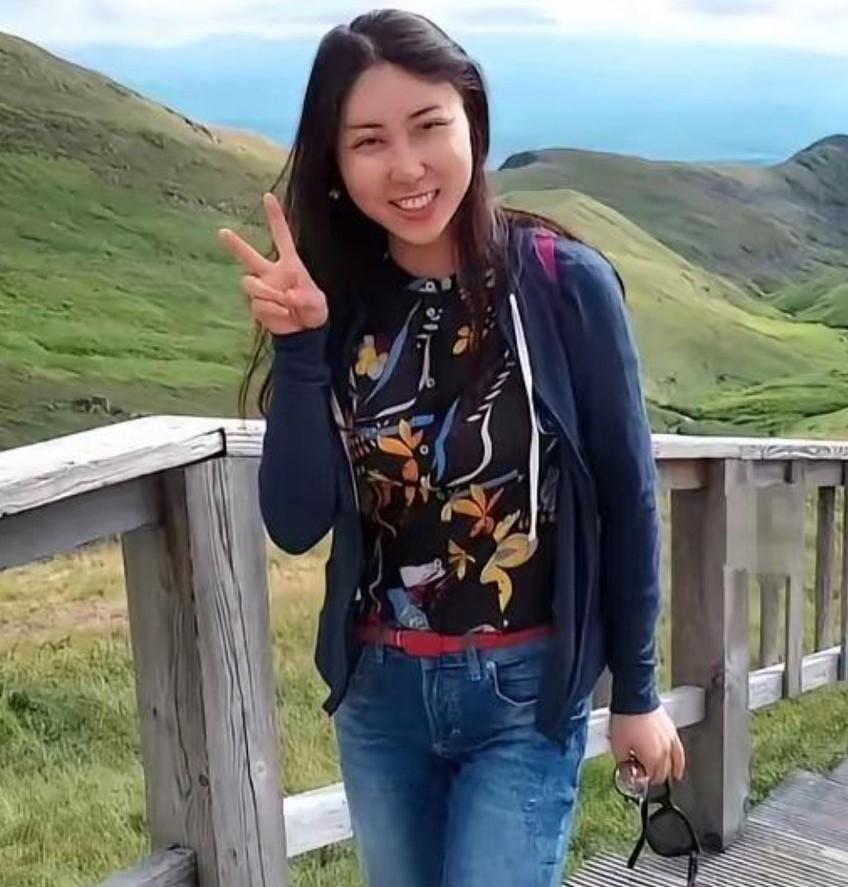 才女贾浅浅被撤销硕士学位后，贾平凹是否伤心我无从知晓，但眼下有一人想必颇为欣喜，