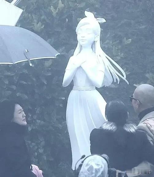 这个雕像只是具俊晔心里徐熙媛的样子，可是跟徐熙媛的长相感觉完全不像啊，感觉就像一
