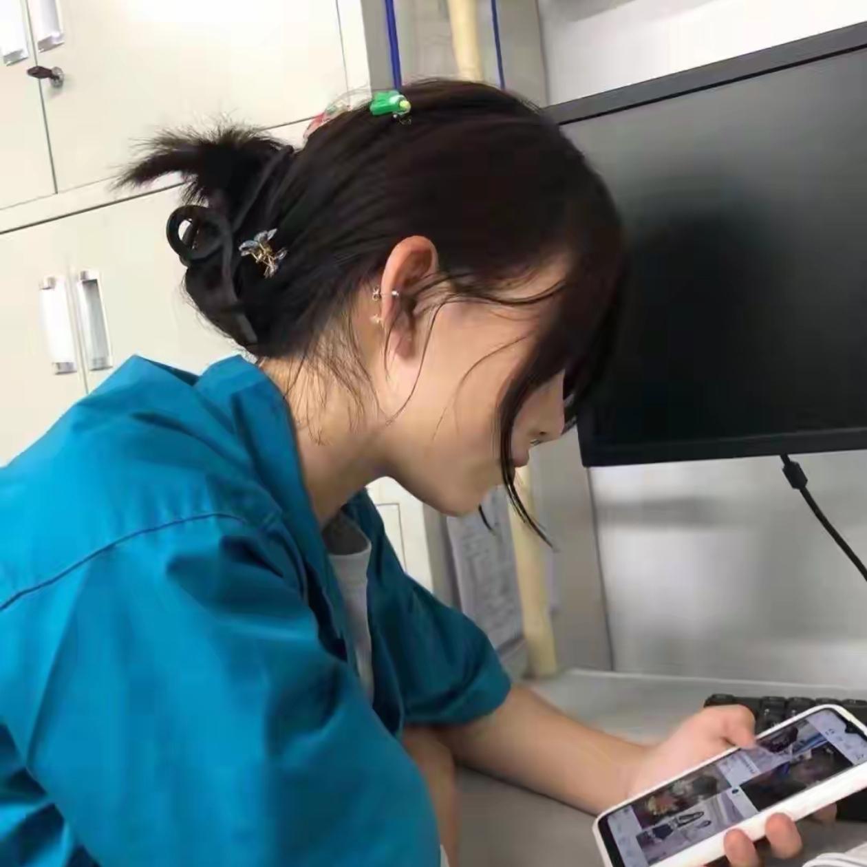 37岁女工人试用期拼命表现，转正当天就变了个人，老板追悔莫及，网友：早该看出来！