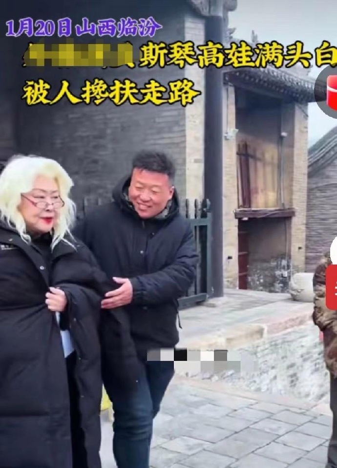 76岁斯琴高娃，人老掉发严重，于是戴了一顶白色假发现身，她有自知之明，没有戴一头