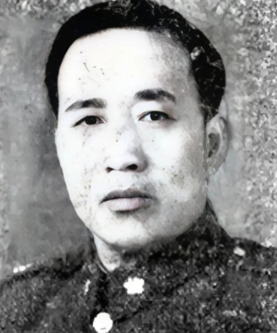 那年，四百战士被两千日军围困。队长拔刀喊：“拼了！”日军忽扔来纸条。他掀开一看，