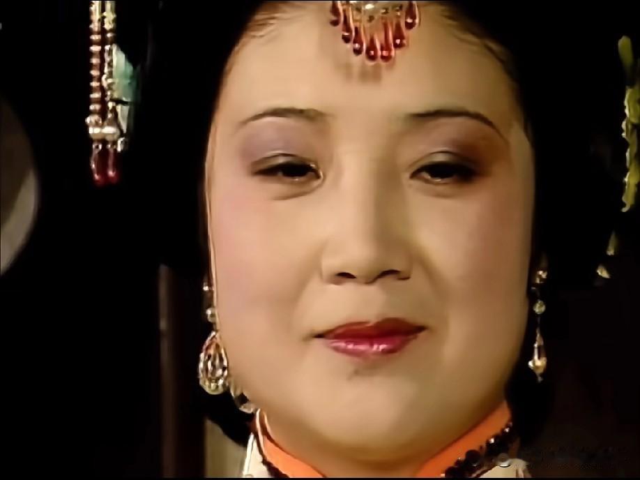 87版南安太妃的妆容活脱脱像庙里供奉的菩萨、圣母娘娘法相，自带一种高高在上的“神