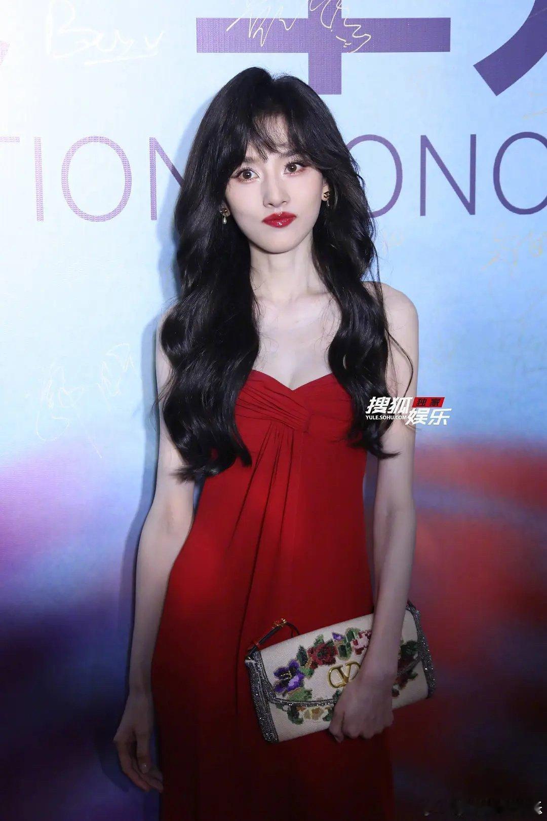 宋祖儿变样了吗？圆脸咋变瓜子脸了。。