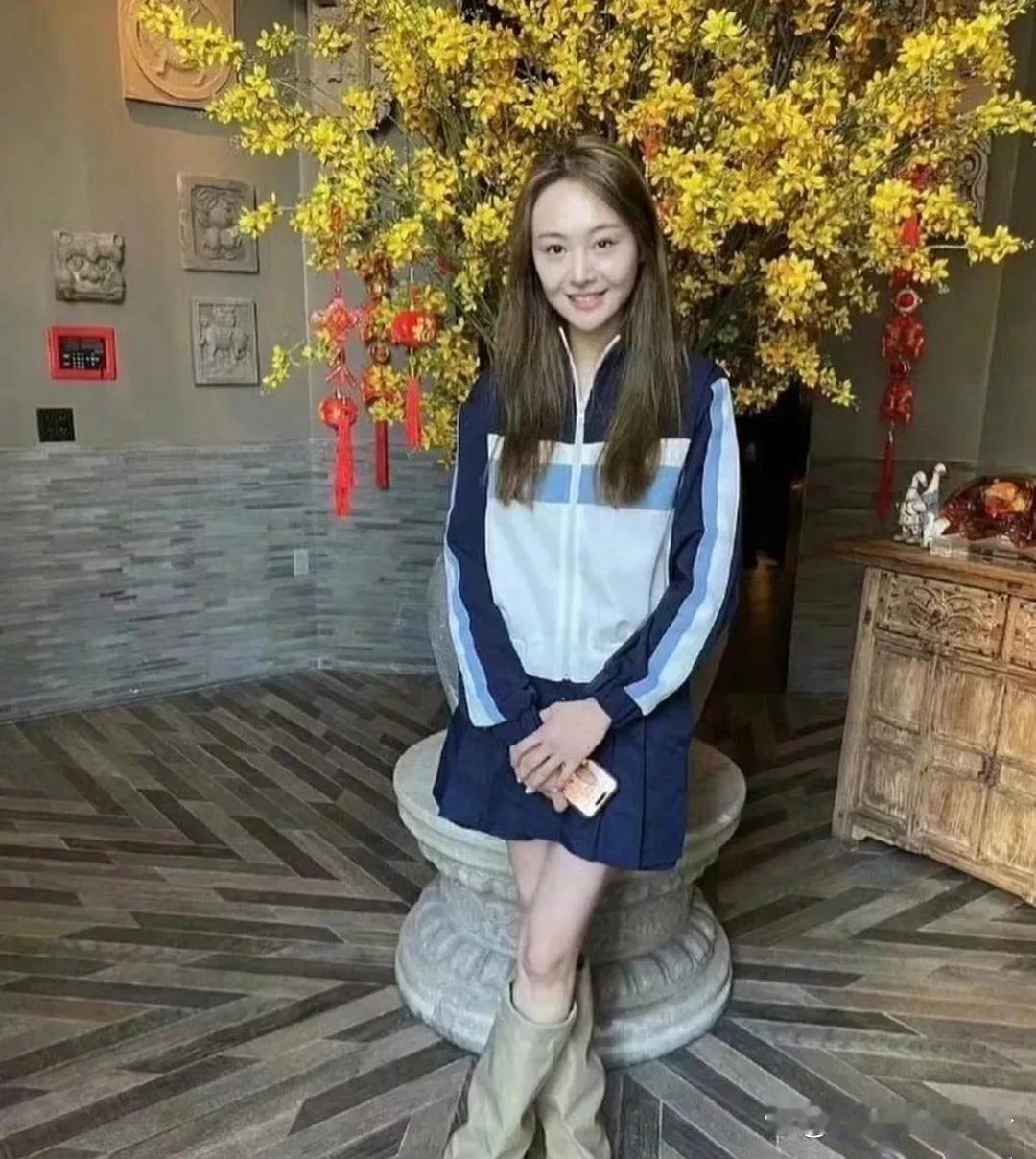 郑爽近照，完全没有明星样，已经彻底沦为路人。​