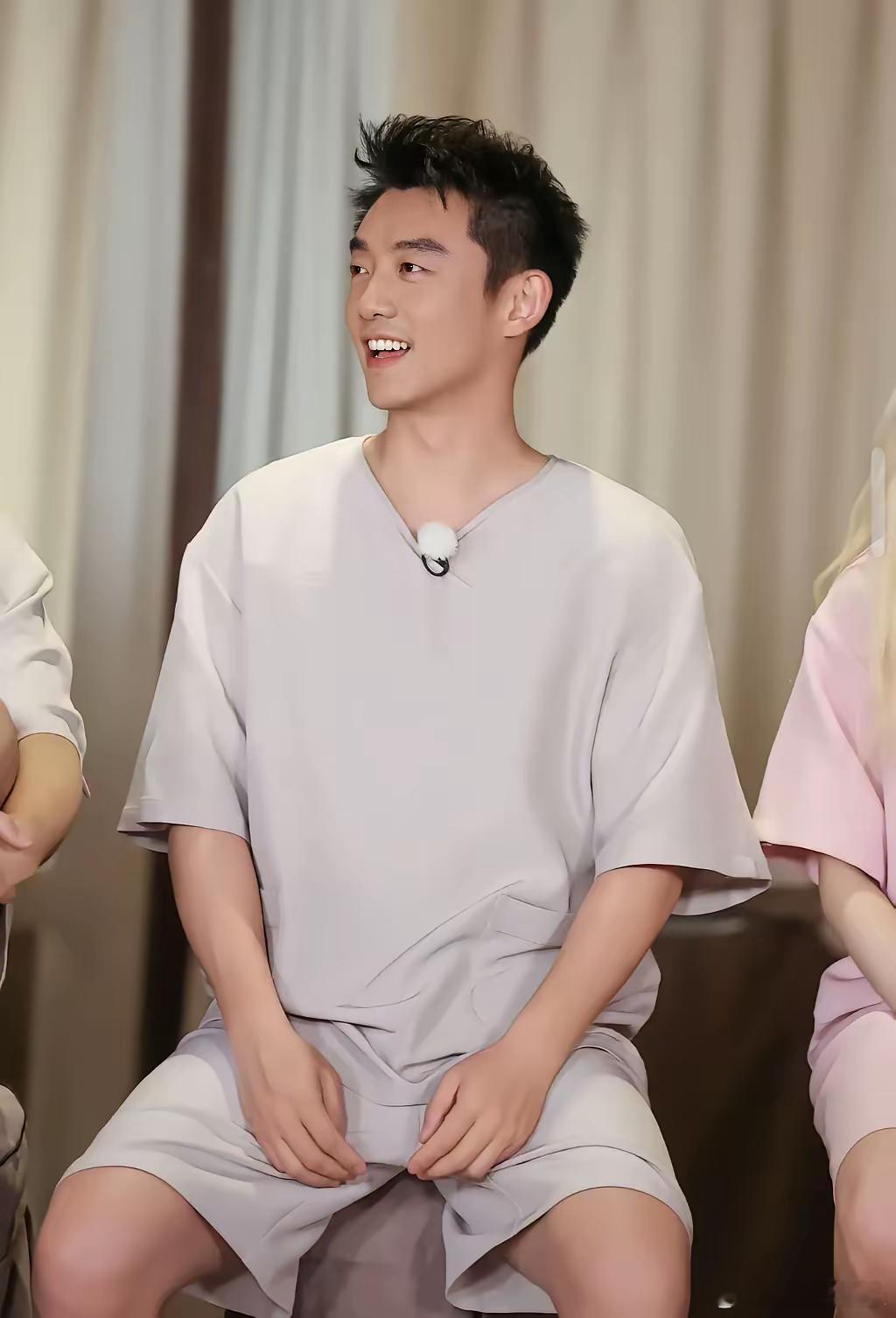 终于明白他为什么停卡了郑恺本是出于孝心才给的附属卡如今，竟被他小姨子视作理所当然