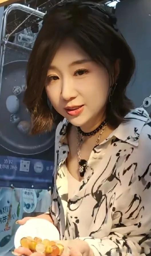 今天刷到傅首尔，忽然心生感慨。年少时觉得，“上岸先斩意中人”是薄情寡义。现在却认为是女人的通透与自救