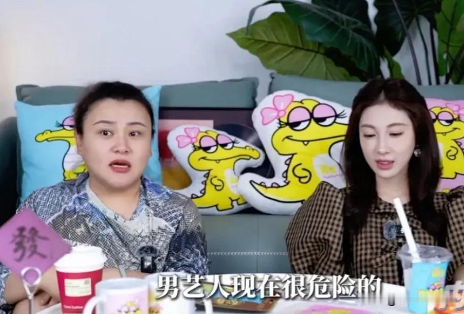 10月10日，张小婉经纪人谈娱乐圈潜规则，直言“男艺人是比女艺人危险的”，张小婉