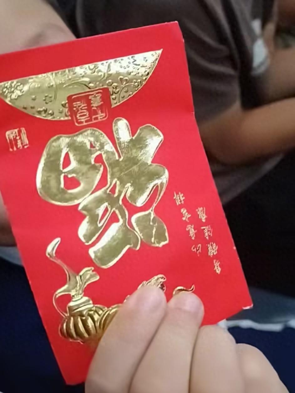 慈眉善目！广东广州，一10岁小女孩跟着妈妈和6岁的弟弟第一次坐地铁，站了将近一小