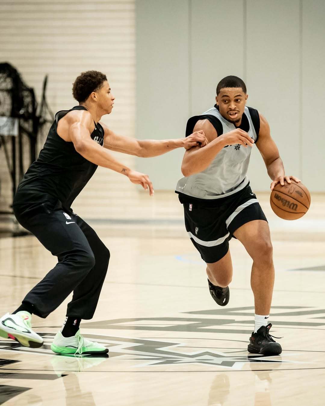 回归训练馆🏀马刺官方晒球员们合练组图超话创作官｜圣安东尼奥马刺​​​