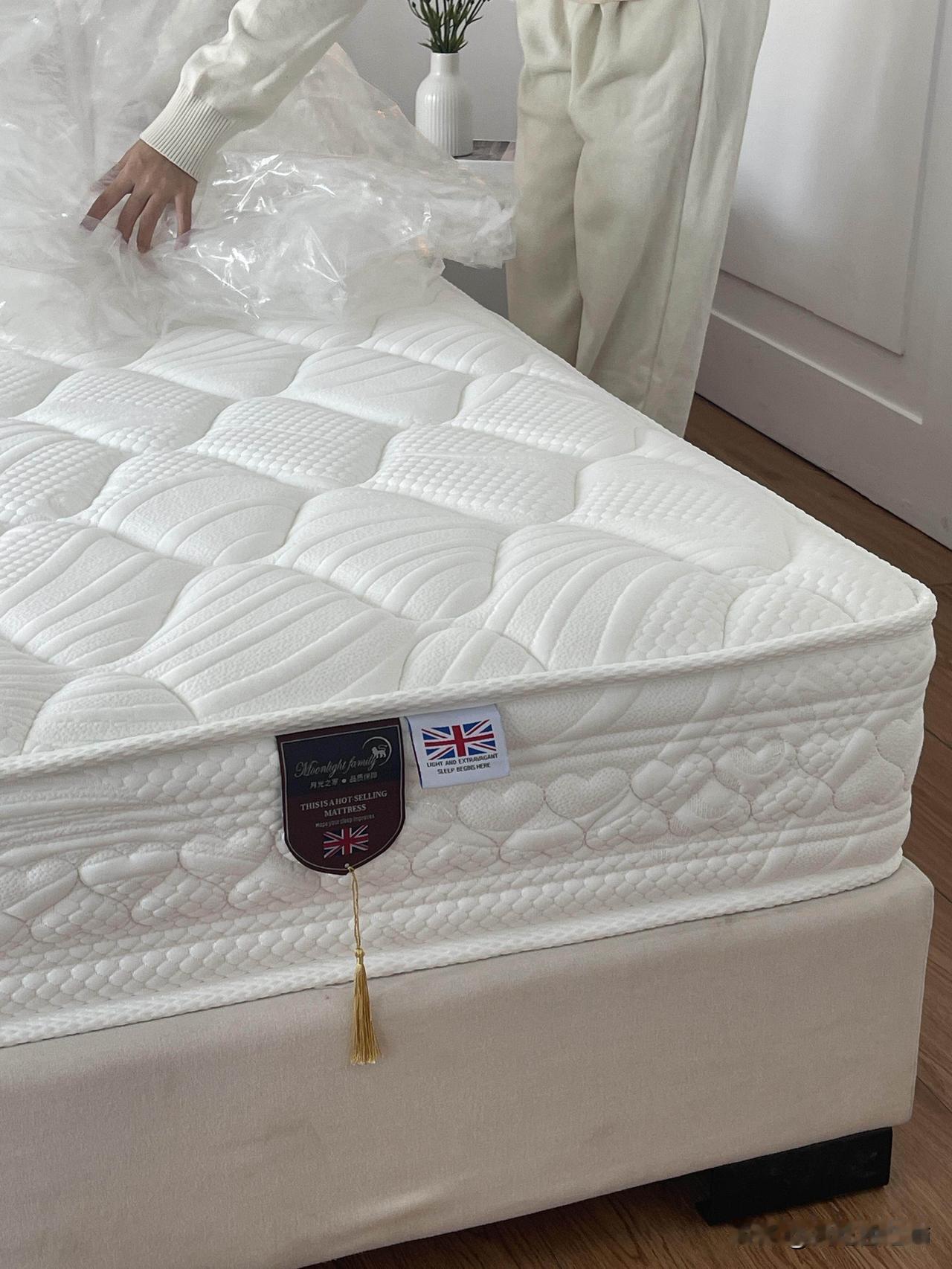 1K多买的床垫，睡了一个半月了👍当时一收到就把床垫的塑料包装拆了，通风散味，