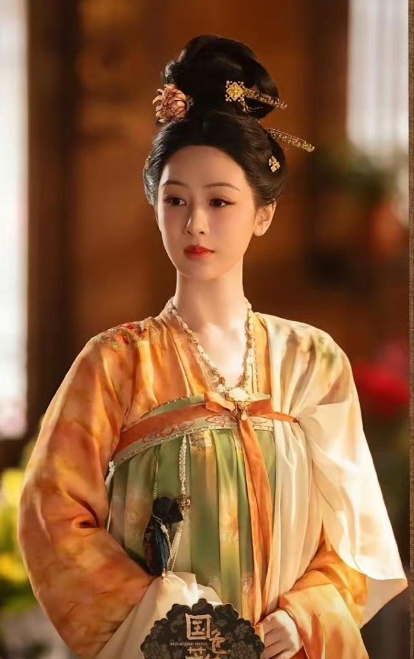 杨紫这次也是无妄之灾了《国色芳华》播完好久了，如今因为《水龙吟》又被拉出来讨论