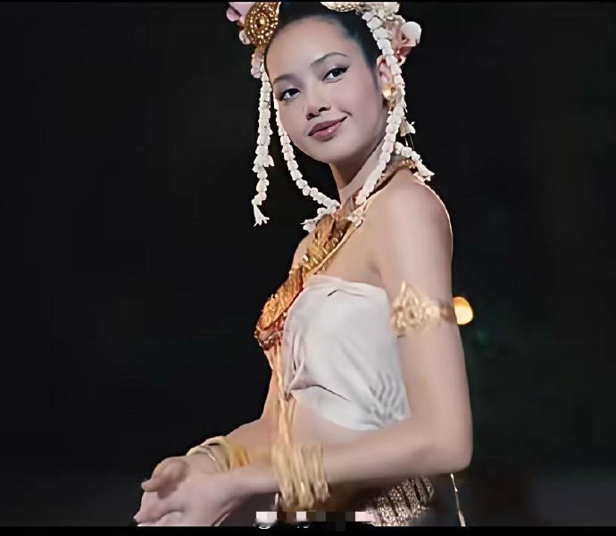 lisa如果在中国出道，估计会比现在更火吧？内娱还是很缺这种类型的美女的。