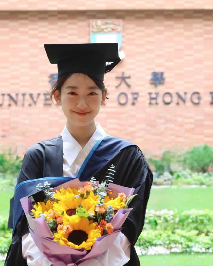龚慈恩的女儿港大硕士毕业了，两母女长得挺像的，美女的基因这次顺利遗传给下一代了。