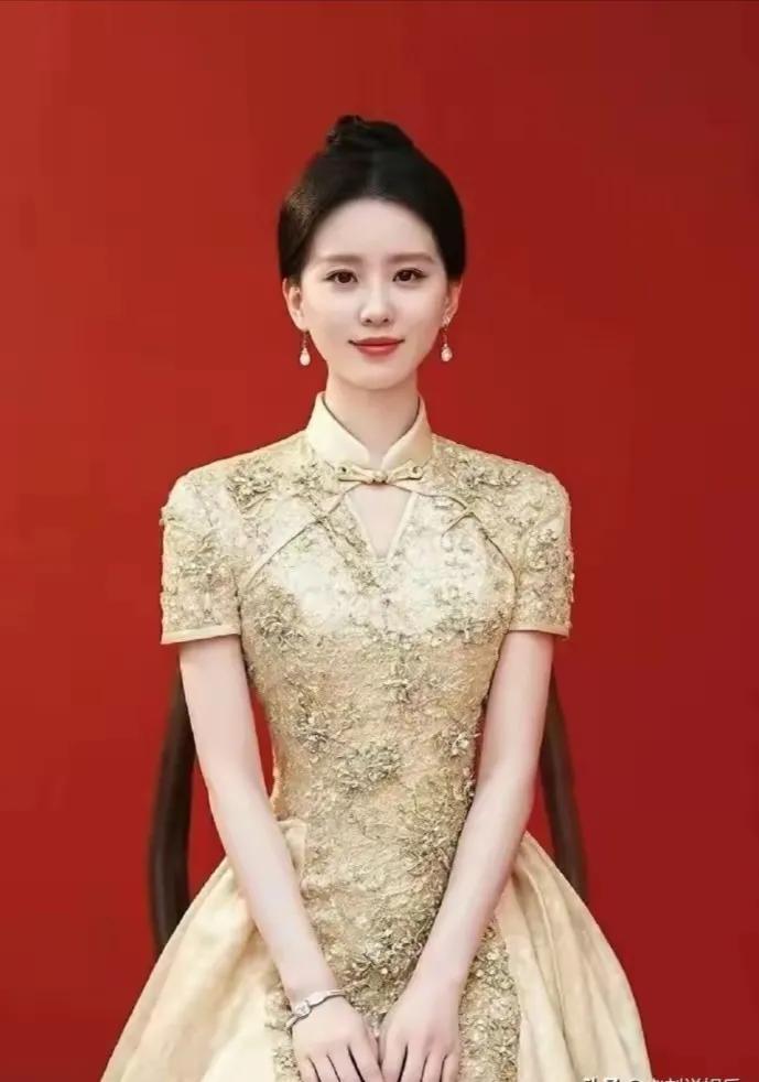 刘诗诗一袭古风旗袍惊艳登场，仿若封神之姿！金色丝线于其上蜿蜒勾勒，华光流转。与鲜