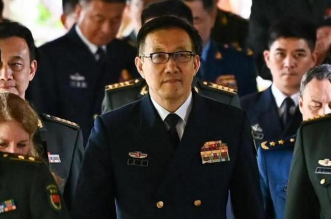 新加坡感到耿耿于怀，中国防长缺席“香会”，却接受邀请远赴南非！据国防部消息，董军