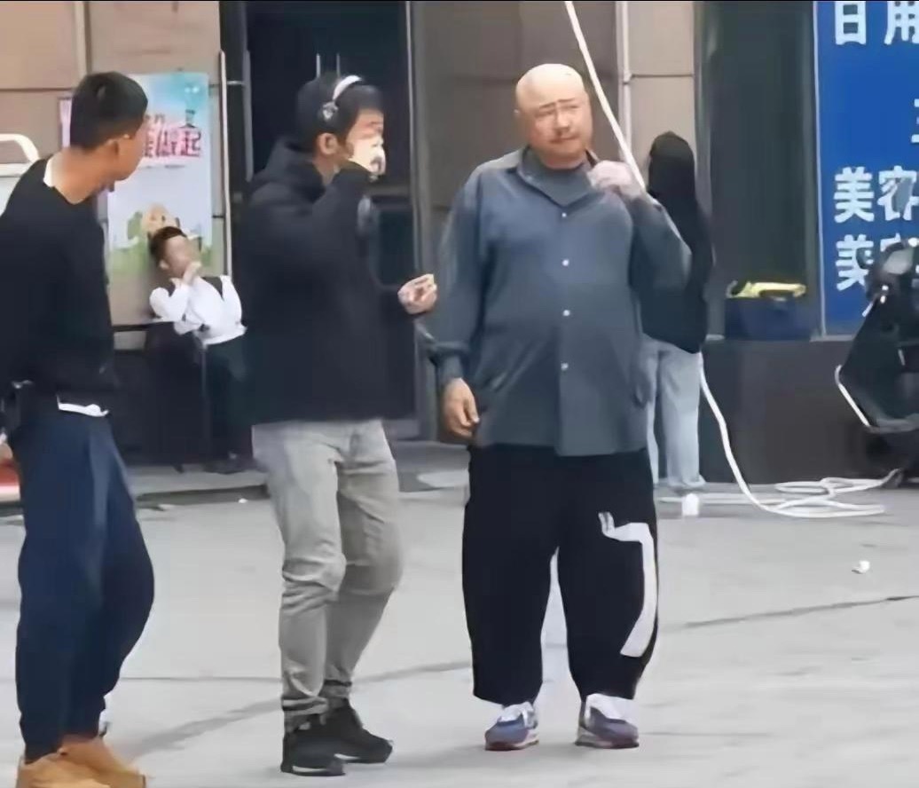 难不成徐峥摇身一变成了“徐仙儿”？看他这形象和穿着打扮，感觉都快赶上“窦仙”窦唯