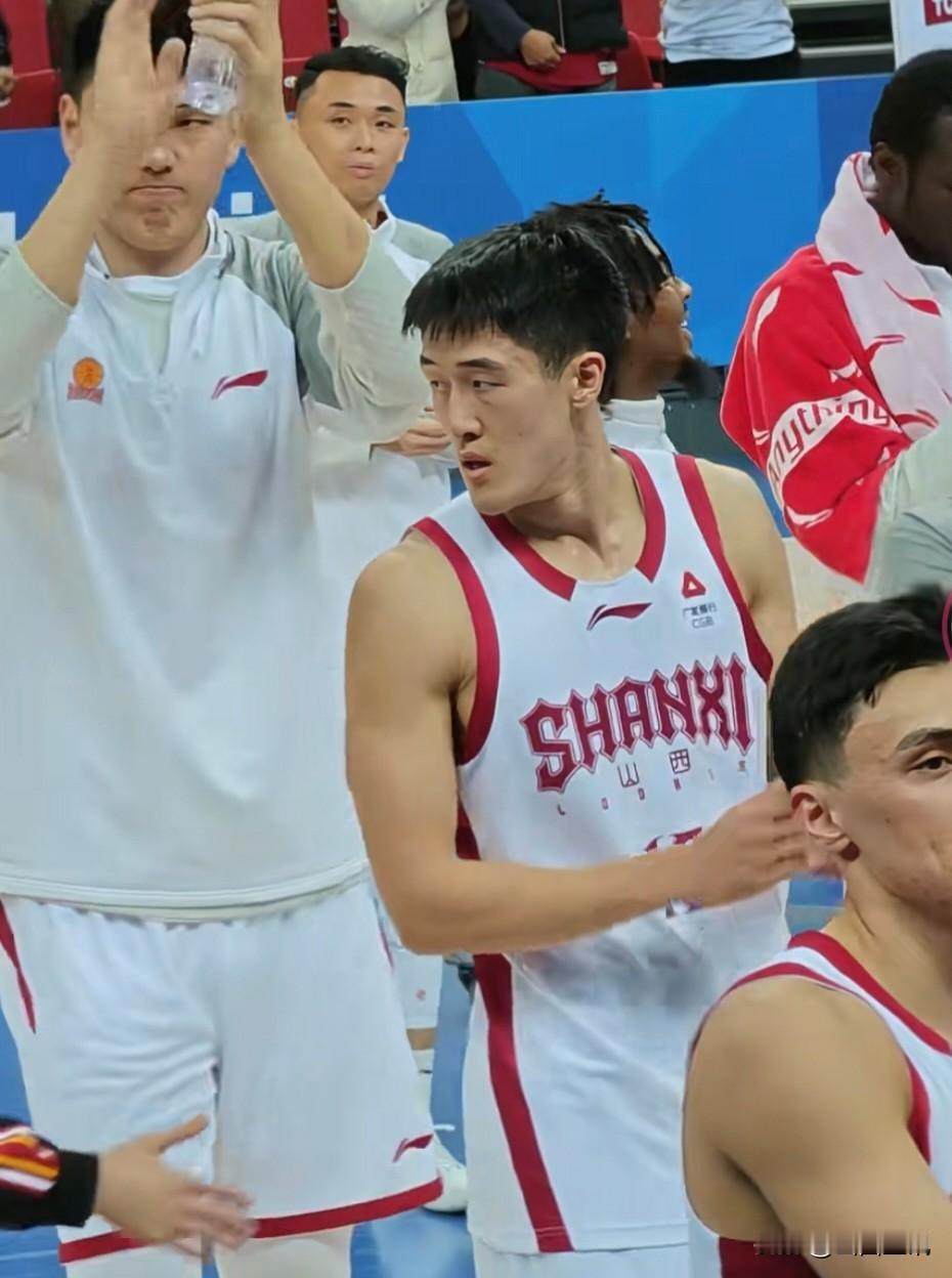 爽歪歪！韩霈瑜两记扣篮扣爽了！问球迷一个问题:昨天晚上山西汾酒男篮客场击败南京