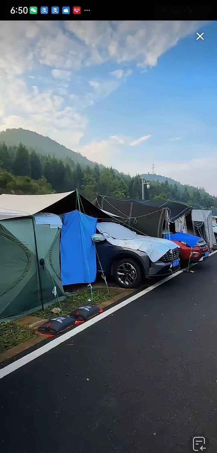 今年一开年，云南瑞丽就给了房车圈一记闷棍。弄莫湖边上那两百多个临时车位，说取消就