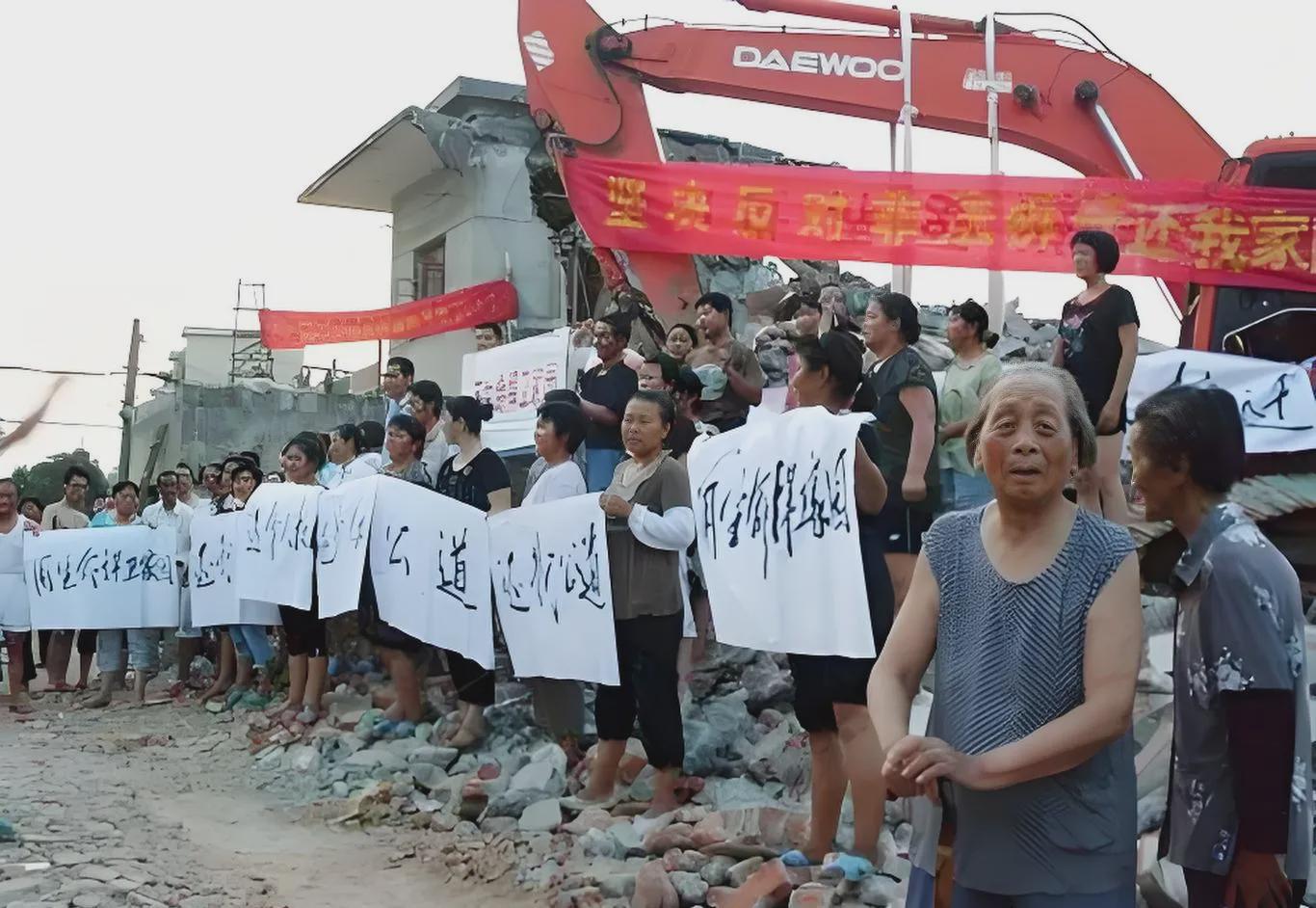 河南洛阳，大妈半夜睡得正香，突然玻璃全碎了，跟地震一样，结果是强拆！大妈懵了，这