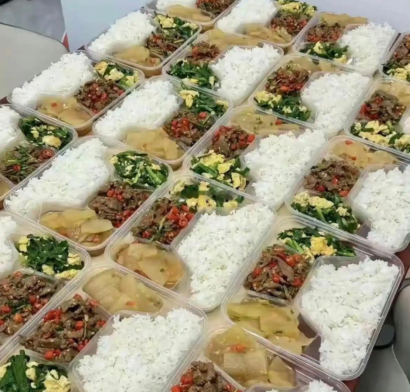 这样一份盒饭定价二十块，应该不过分吧