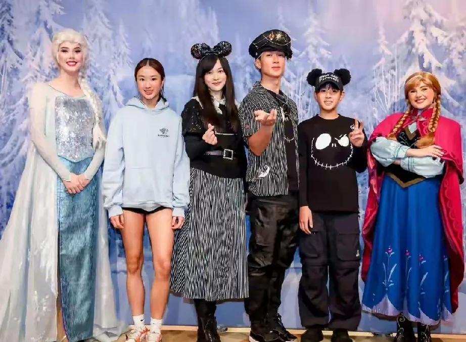 娱乐圈模范夫妻吴尊和林丽吟又撒糖啦！万圣节前夕，吴尊一家现身迪士尼，幸福同框超甜