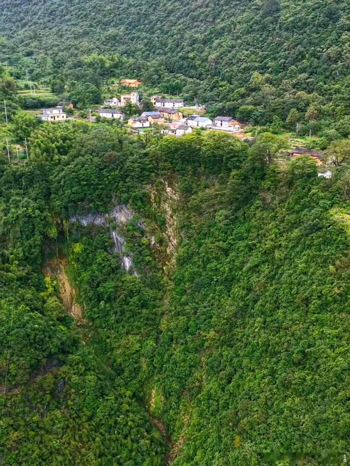 广东夏天唯一不用空调的地方，清远阳山的水吊村✨近七百米悬崖村落，人少安静，村民淳