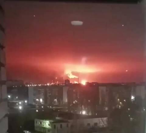 乌克兰对俄罗斯萨拉托夫炼油厂发动新一轮袭击乌克兰本月第二次袭击了俄罗斯伏尔加河