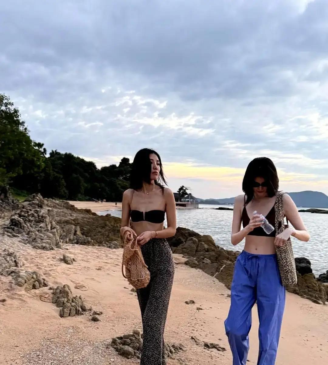 何穗那张刷屏的三亚照，真正的主角不是她。是旁边肤色被群嘲的闺蜜。争论