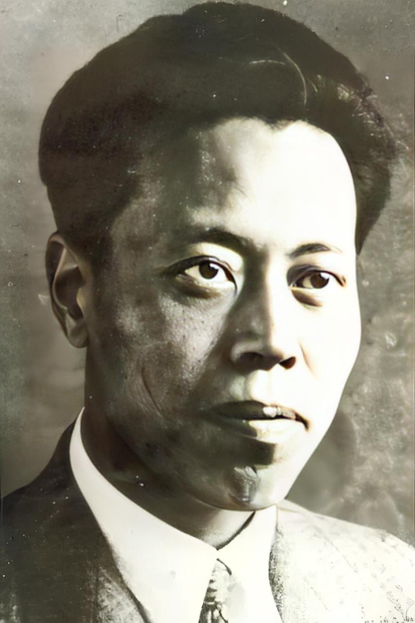毛泽东嫌他名字太难叫，他立马就改；邓中夏嫌他改名太斯文，他又改了一遍。没想到最后