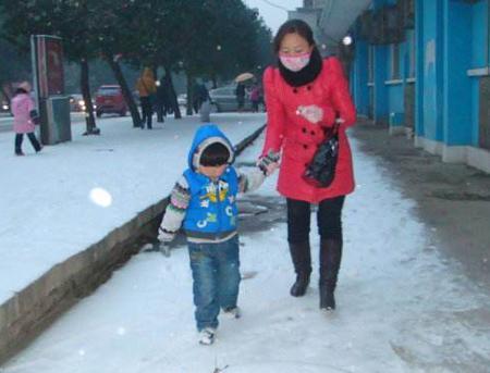 8个月孕妇大雪天送孩子上学摔成重伤, 边哭边喊“为什么要二胎”