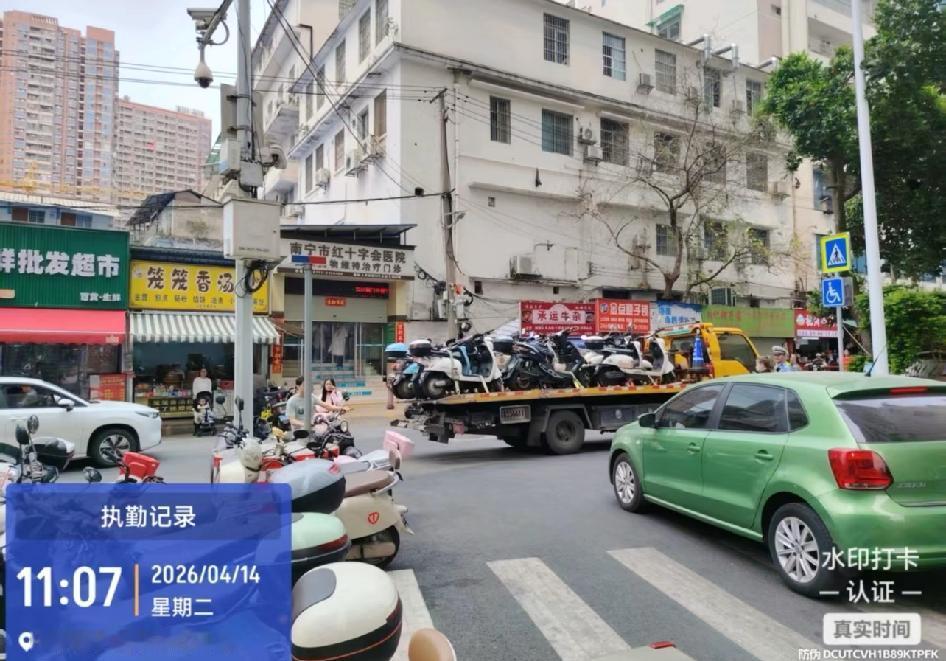 南宁市中心交警和城管开始拖车了，四轮、三轮、两轮都不能停在邕州古城、三街两巷、水