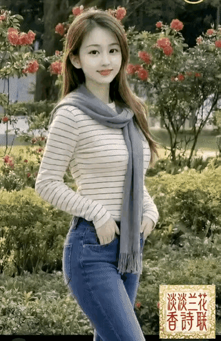 秋日暖阳下，漫步在花海中，享受生活的美好。