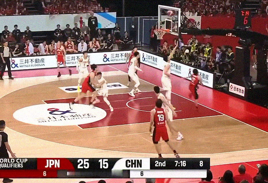 不是！赵继伟和张镇麟这球在干嘛？走神了吗，两人站在篮下竟然给渡边飞勇从后而上抢下