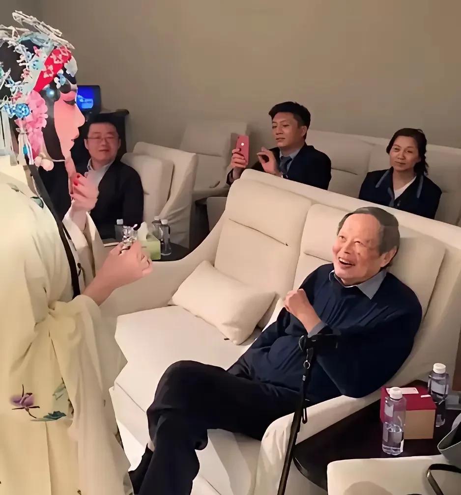 103岁这状态真是难得，杨振宇如今也是103岁高龄，被翁帆照顾的很好，过生日也是
