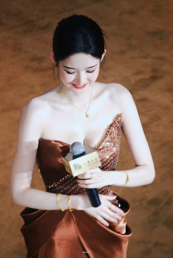 这组图看下来，王玉雯真的太适合这种温柔贵气的路线了。焦糖缎面礼裙衬得整个人又软又