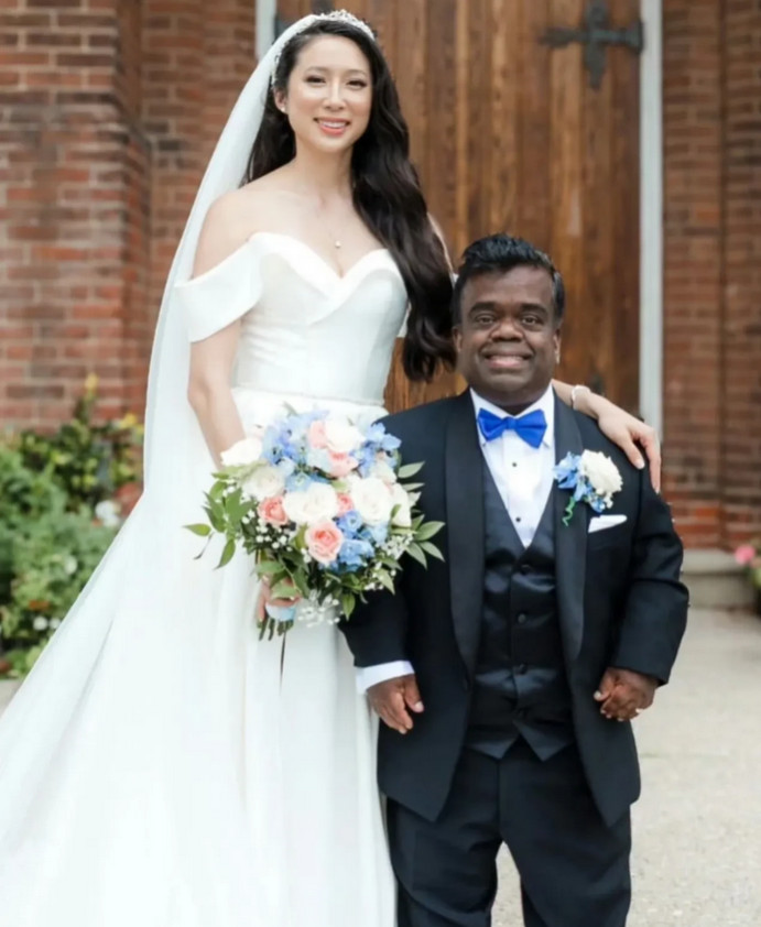 一位华裔姑娘和一名非洲裔侏儒结为伴侣，想必这份感情源于真挚的爱意。爱情本就