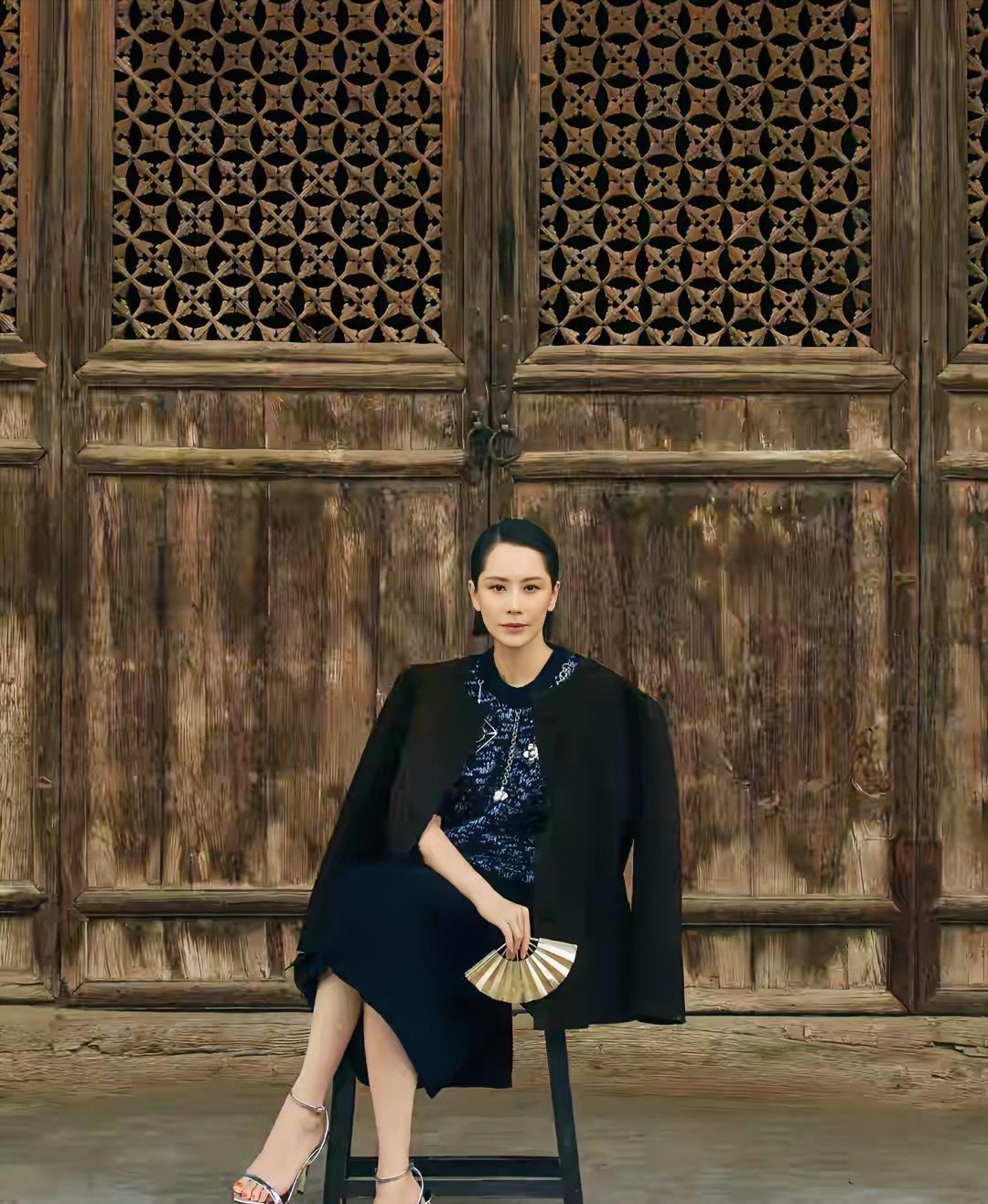海清，真是从头美到脚，特别是那脚指甲颜色太美了