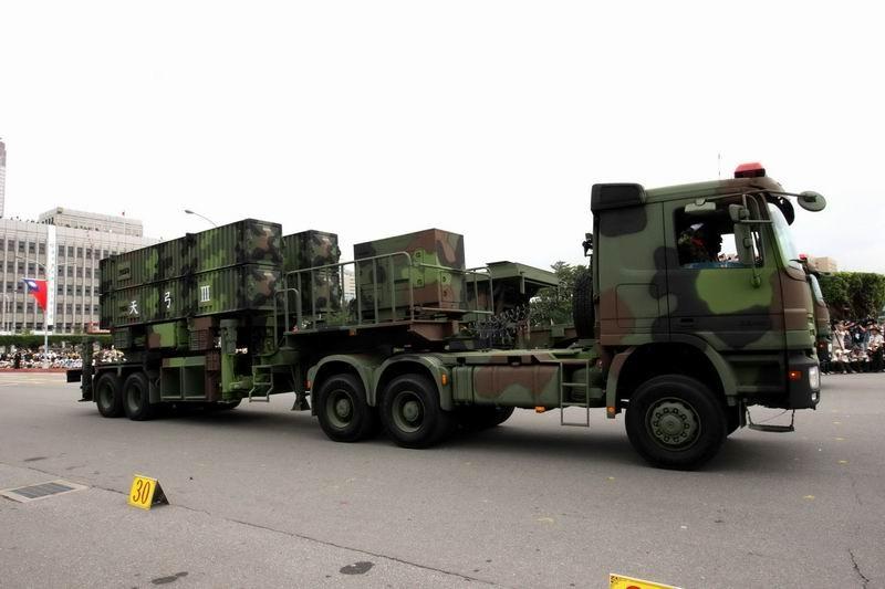 自欺欺人！台湾吹上天的防空网，从头到尾都是美国影子，很多人被台湾全球最密防空网的