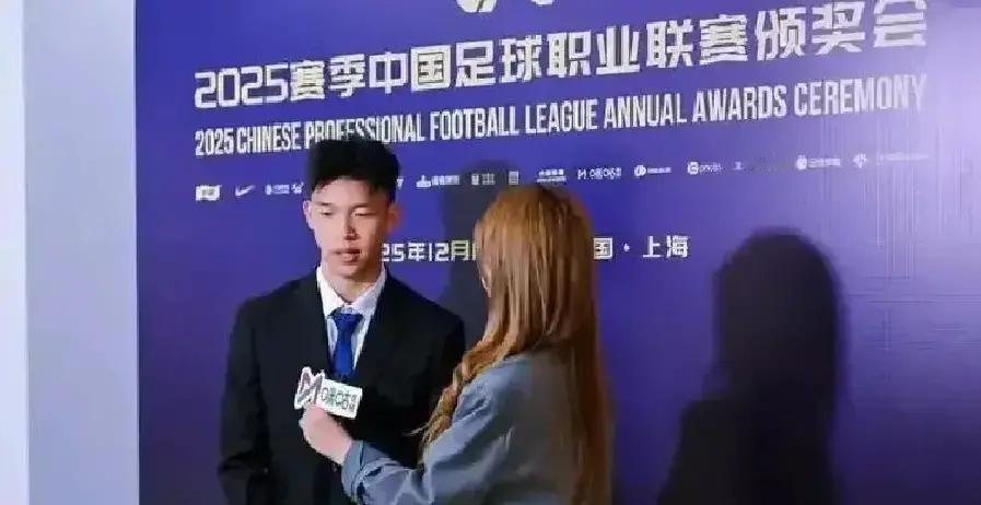 19岁的王钰栋刚拿了中超最佳年轻球员。转头就放了句狠话，要带中国队打进20