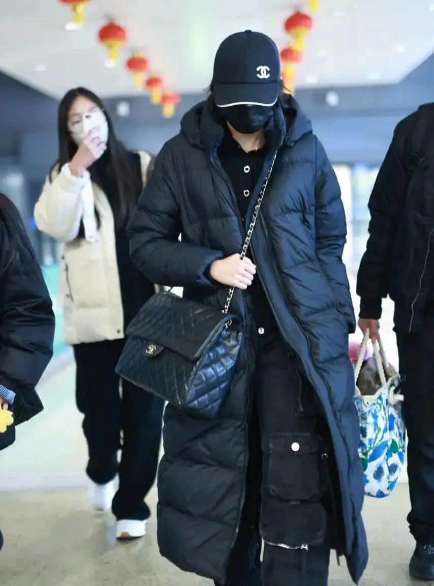 5600的帽子她戴出56000的气场12月上海机场，关晓彤一身黑像把夜色披