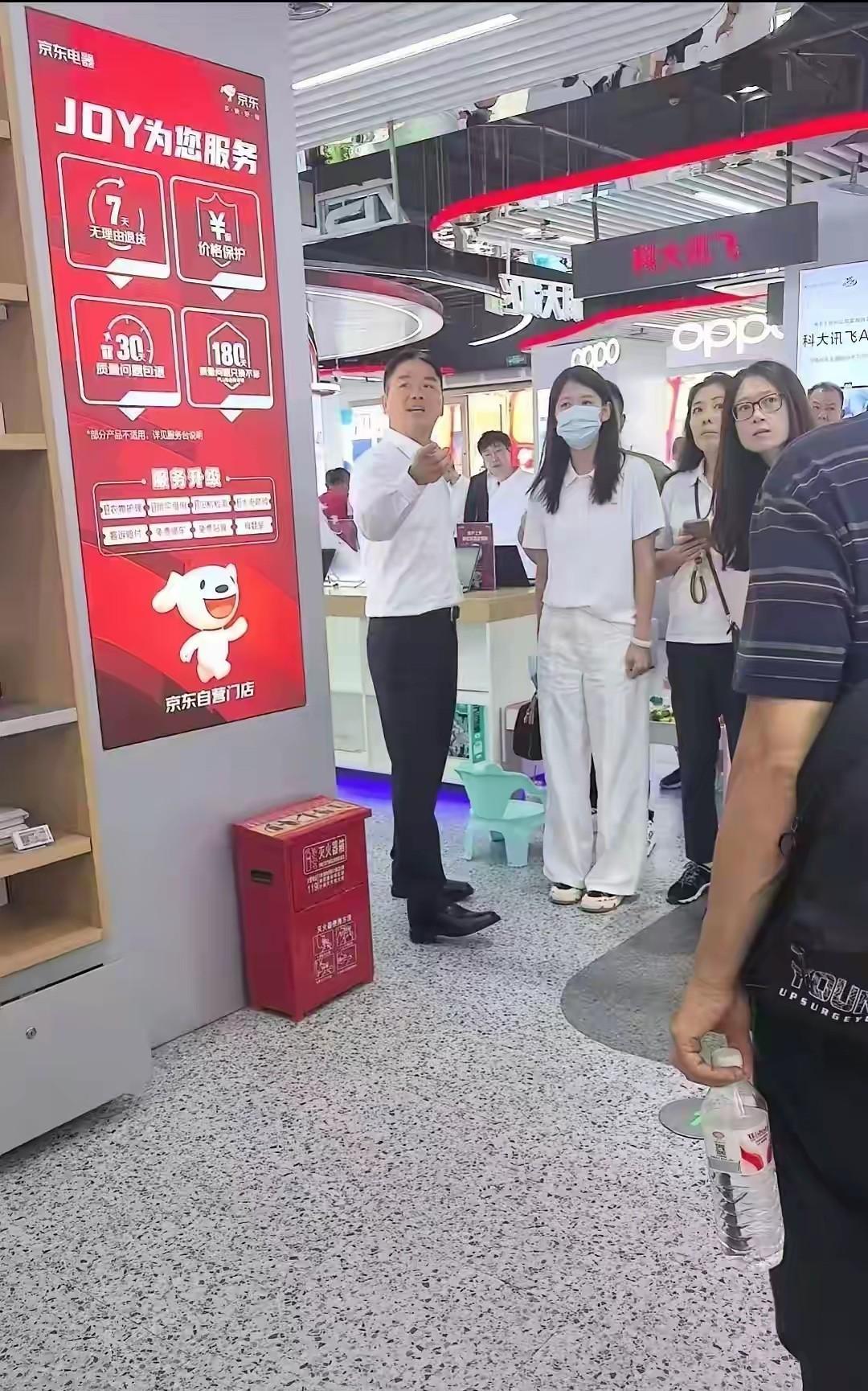 万能的网友们，有谁知道刘强东身边，那位戴口罩的女人是谁啊？刘强东这次回宿迁老家