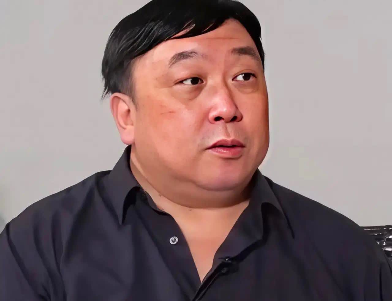 终于搞明白，王晶为什么敢把港星揭个遍？根本原因是，王晶的爸爸，叔