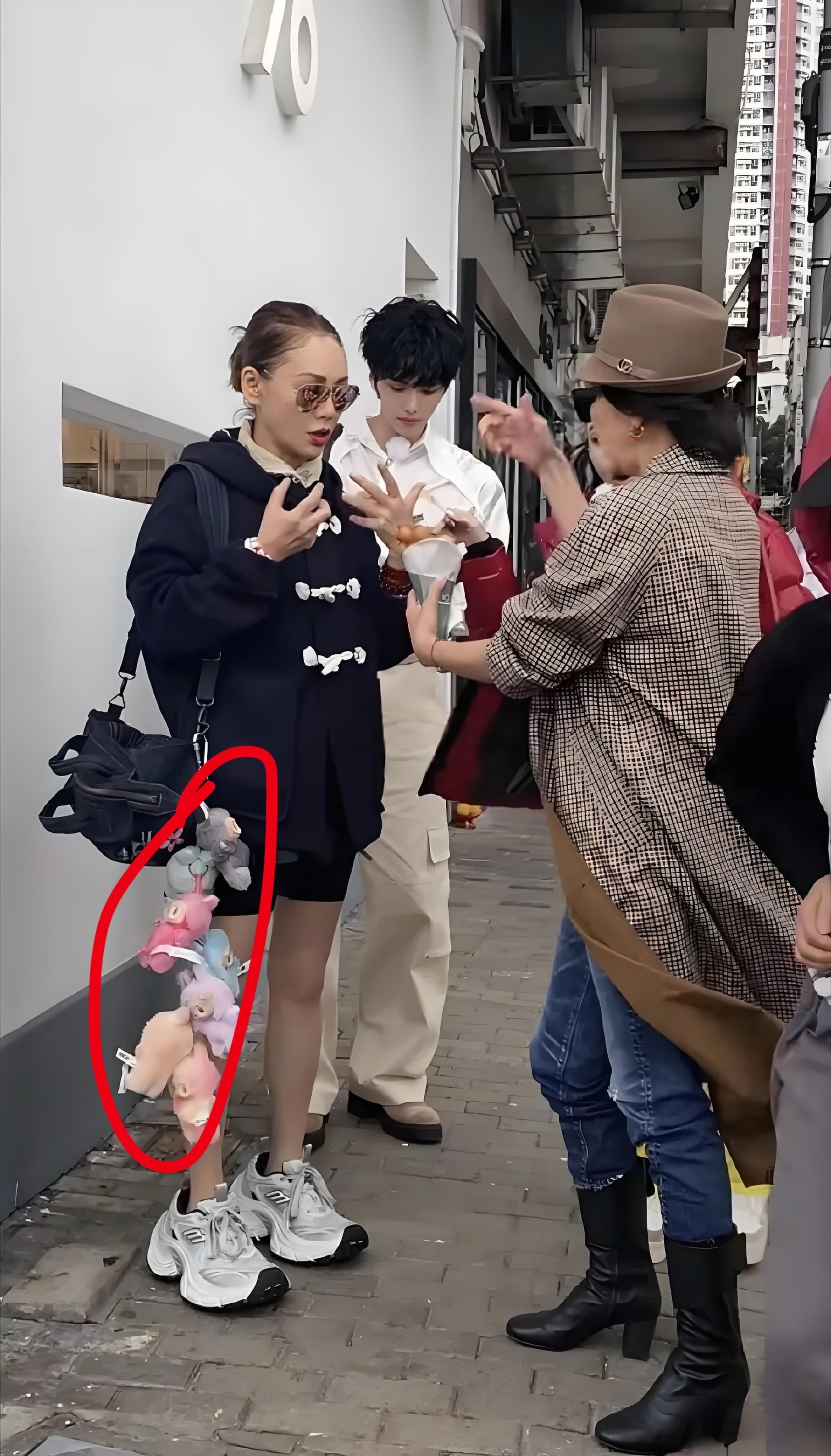 宁静有点时尚过度的感觉，好像她挺喜欢这种范儿​​​