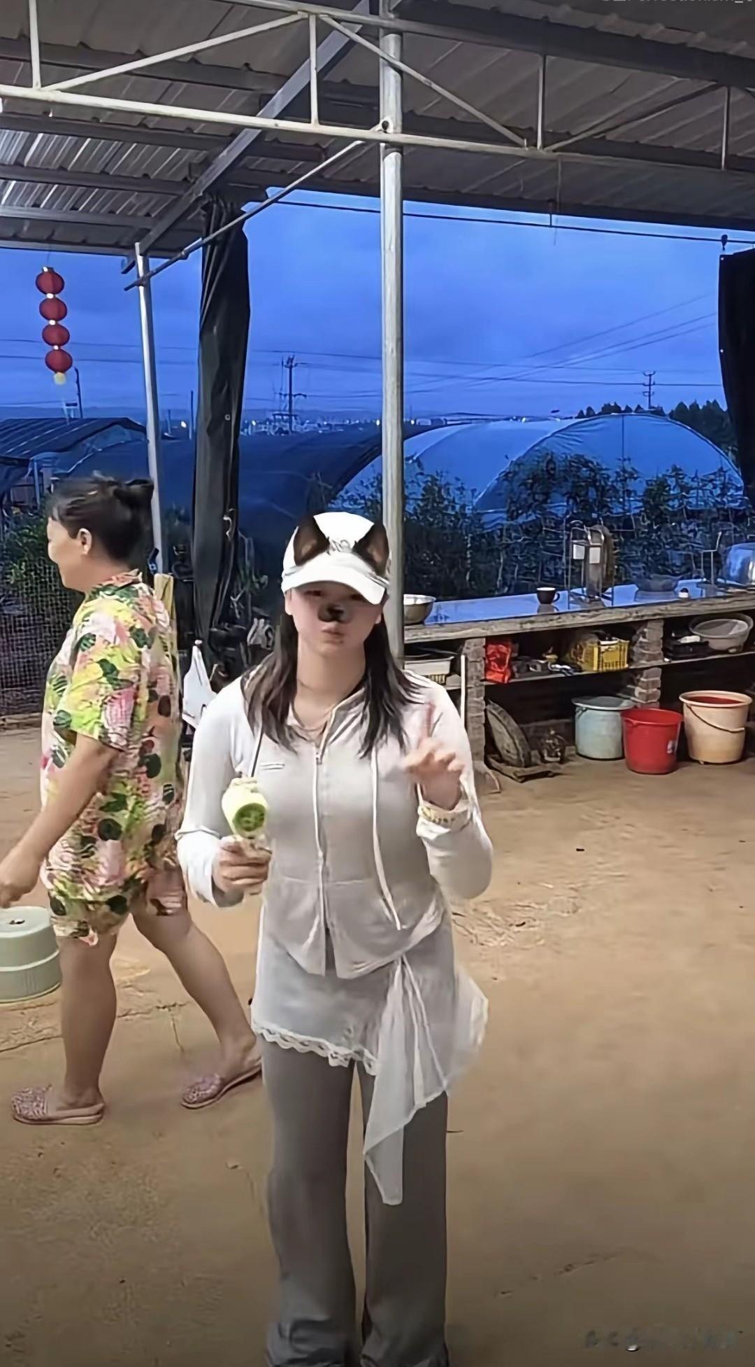 好久没有全红婵的消息了刚看到全红婵的最新近况整个人看起来高了瘦了亭亭玉立的