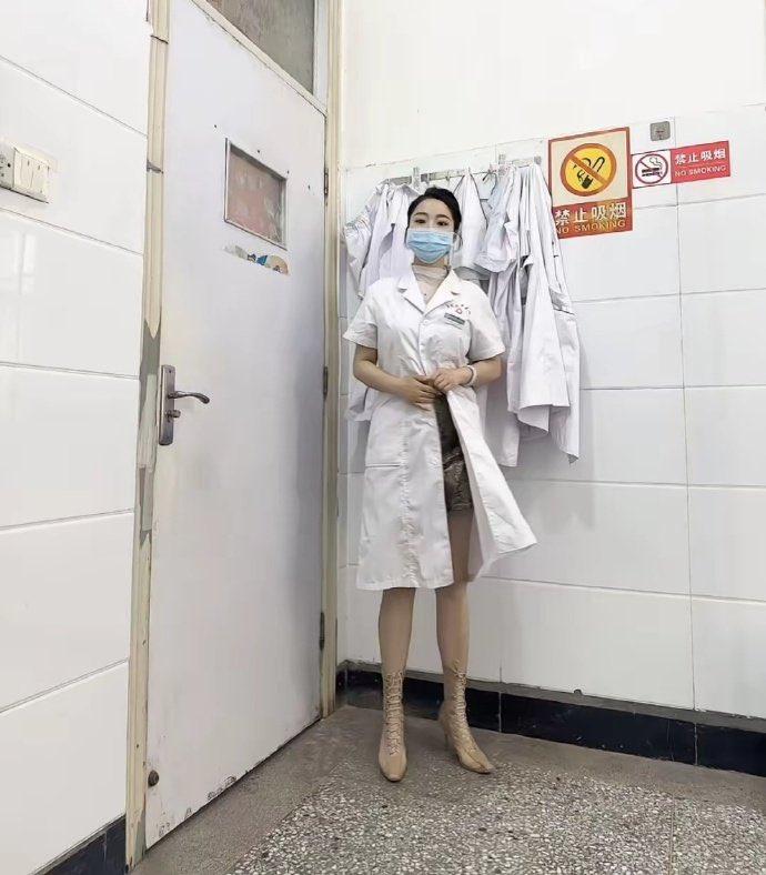 白衣胜雪守晨光仁心济世意从容医者仁心医者秉仁心医无惧严寒战风雪医者初