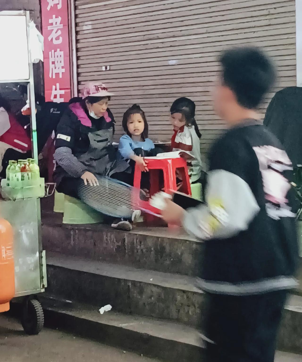 现在生孩子还得看农村人我认识一个摆摊卖臭豆腐的，已经4个孩子了，马上生第5个了