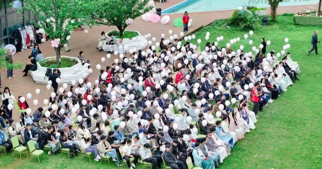 资讯4月16日，中国铁路武汉局集团有限公司在武汉东湖之滨举办“情定芳菲