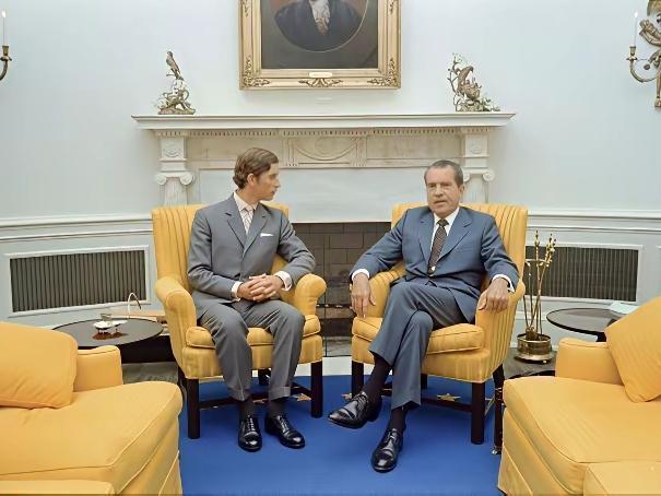 还是同一个位置，但，70+的查尔斯，似乎有点拘谨和紧张，为何？50多年前的查尔