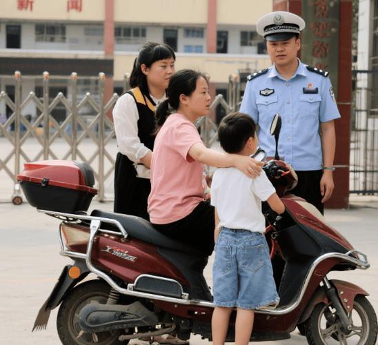 严查电动车，家长如何接娃？看看农村学生的出行，方法自现近期各地严查违规电动